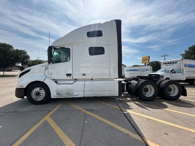 2023 Volvo VNL 760 in Grand Prairie, TX — photo 4