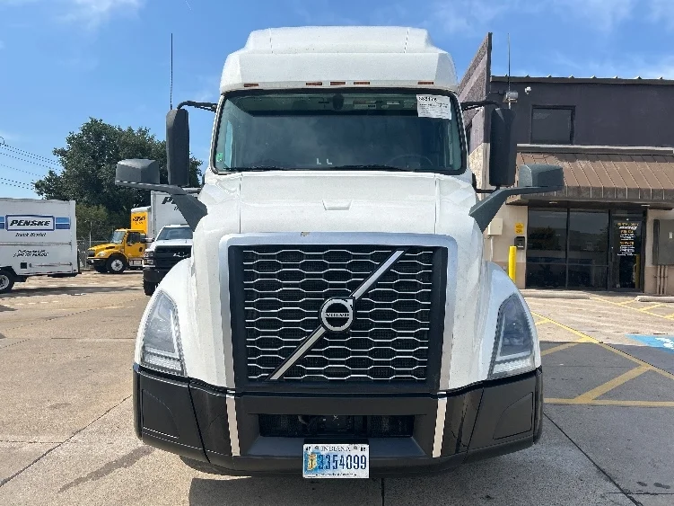 2023 Volvo VNL 760 in Grand Prairie, TX — photo 2