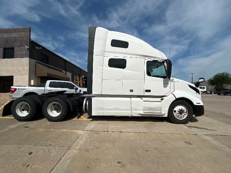2023 Volvo VNL 760 in Grand Prairie, TX — photo 8