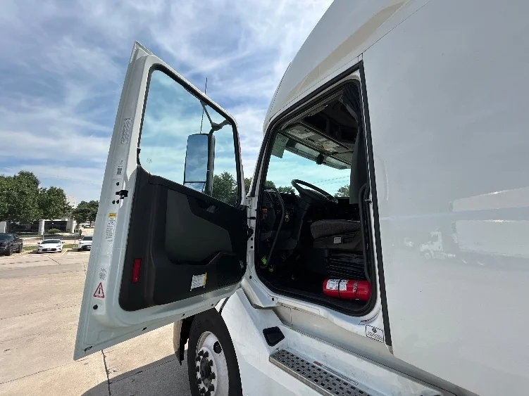 2023 Volvo VNL 760 in Grand Prairie, TX — photo 9