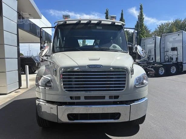 2024 Freightliner M2 106 in Portland, OR — photo 3