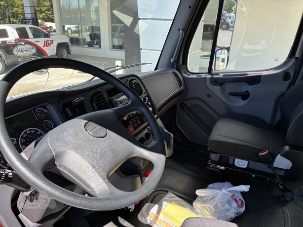 2024 Freightliner M2 106 in Portland, OR — photo 11