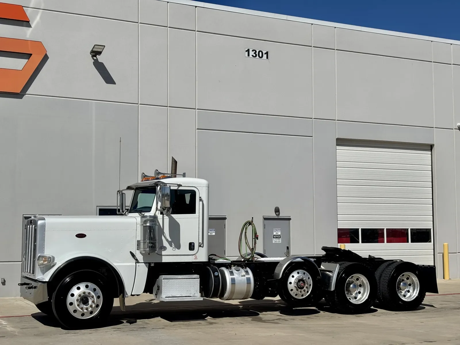 2020 Peterbilt 389 - image 2