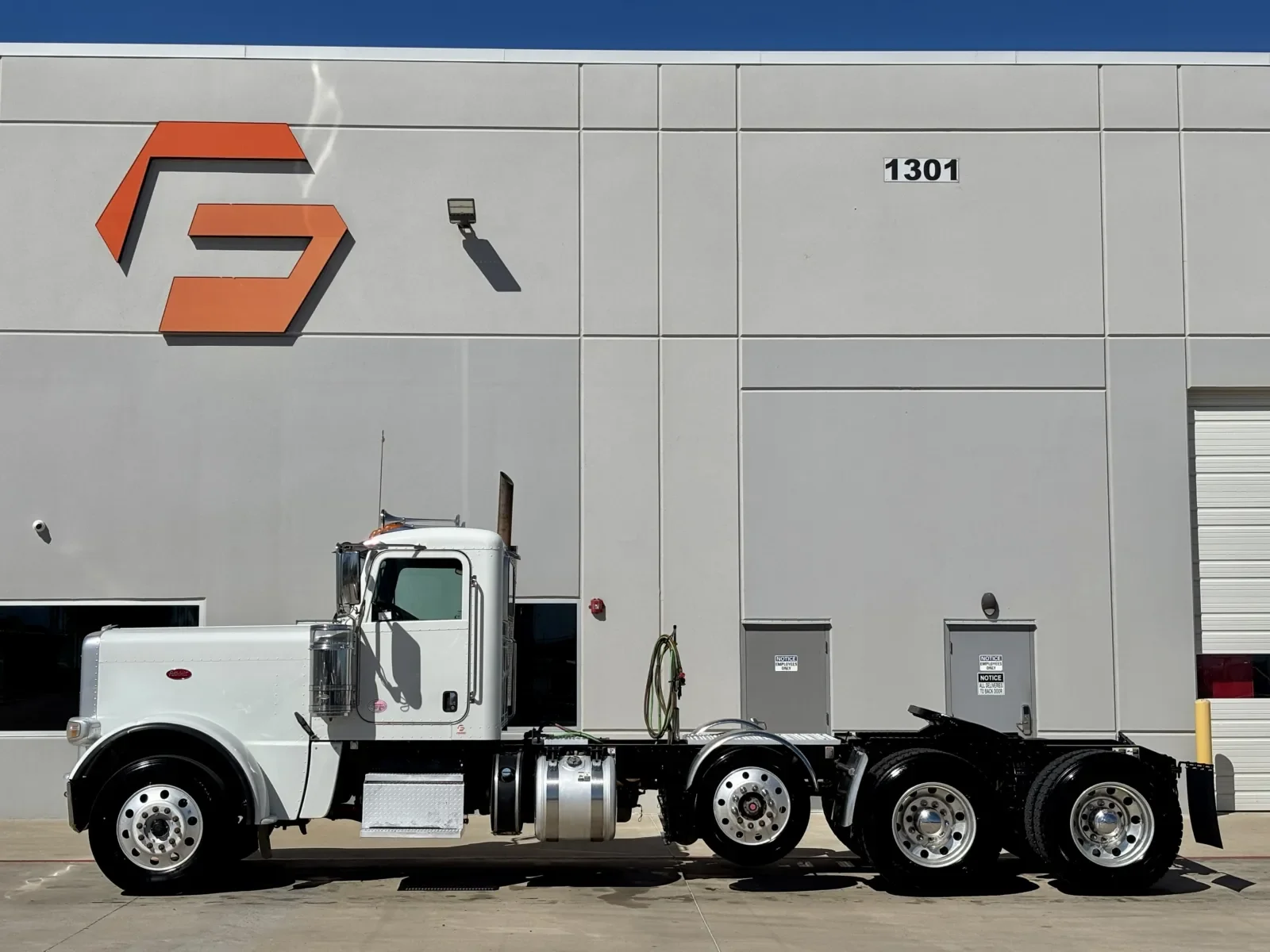 2020 Peterbilt 389 - image 4
