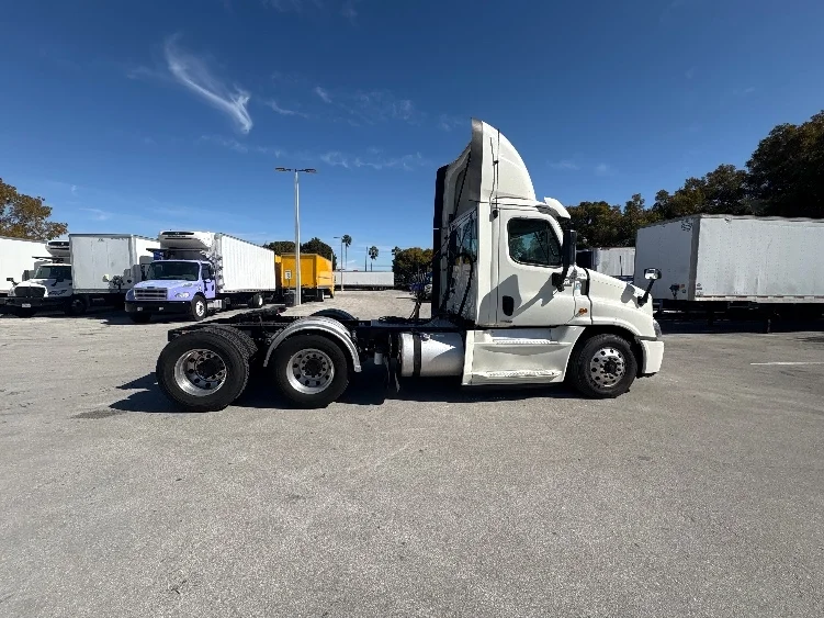 2019 Freightliner Cascadia - image 8