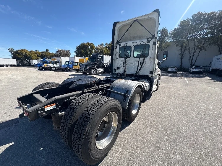 2019 Freightliner Cascadia - image 7
