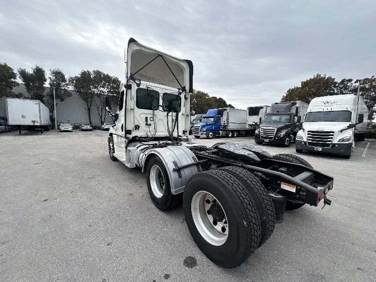 2019 Freightliner Cascadia - image 5