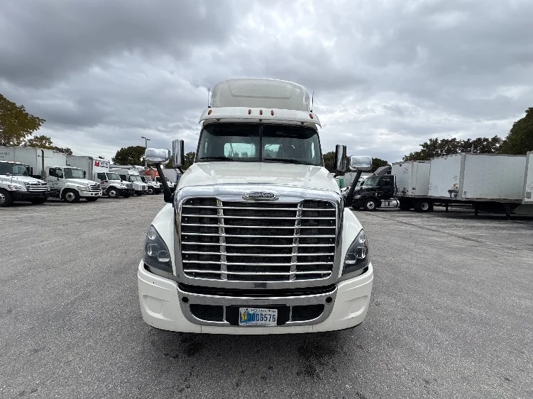 2019 Freightliner Cascadia - image 2
