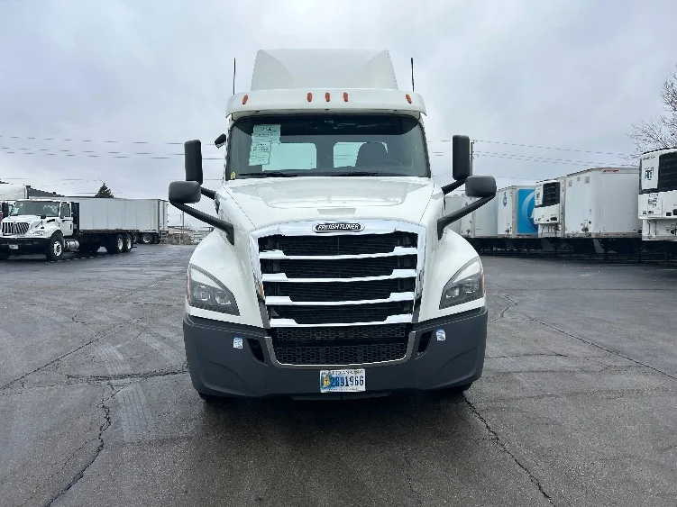 2020 Freightliner Cascadia in Piqua, OH — photo 2
