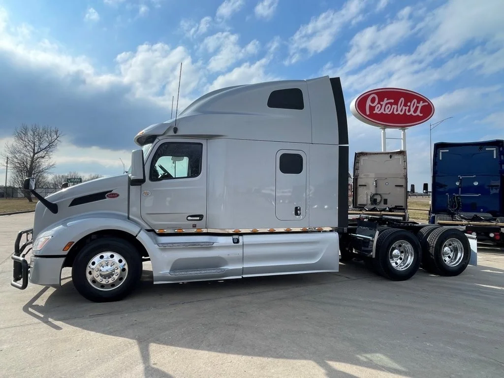 2023 Peterbilt 579 - image 2