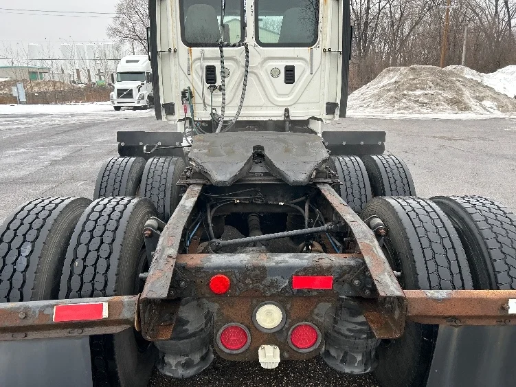 2013 Freightliner Cascadia - image 6