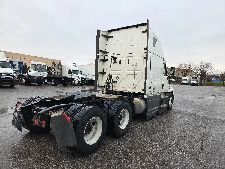 2023 Freightliner Cascadia - image 5