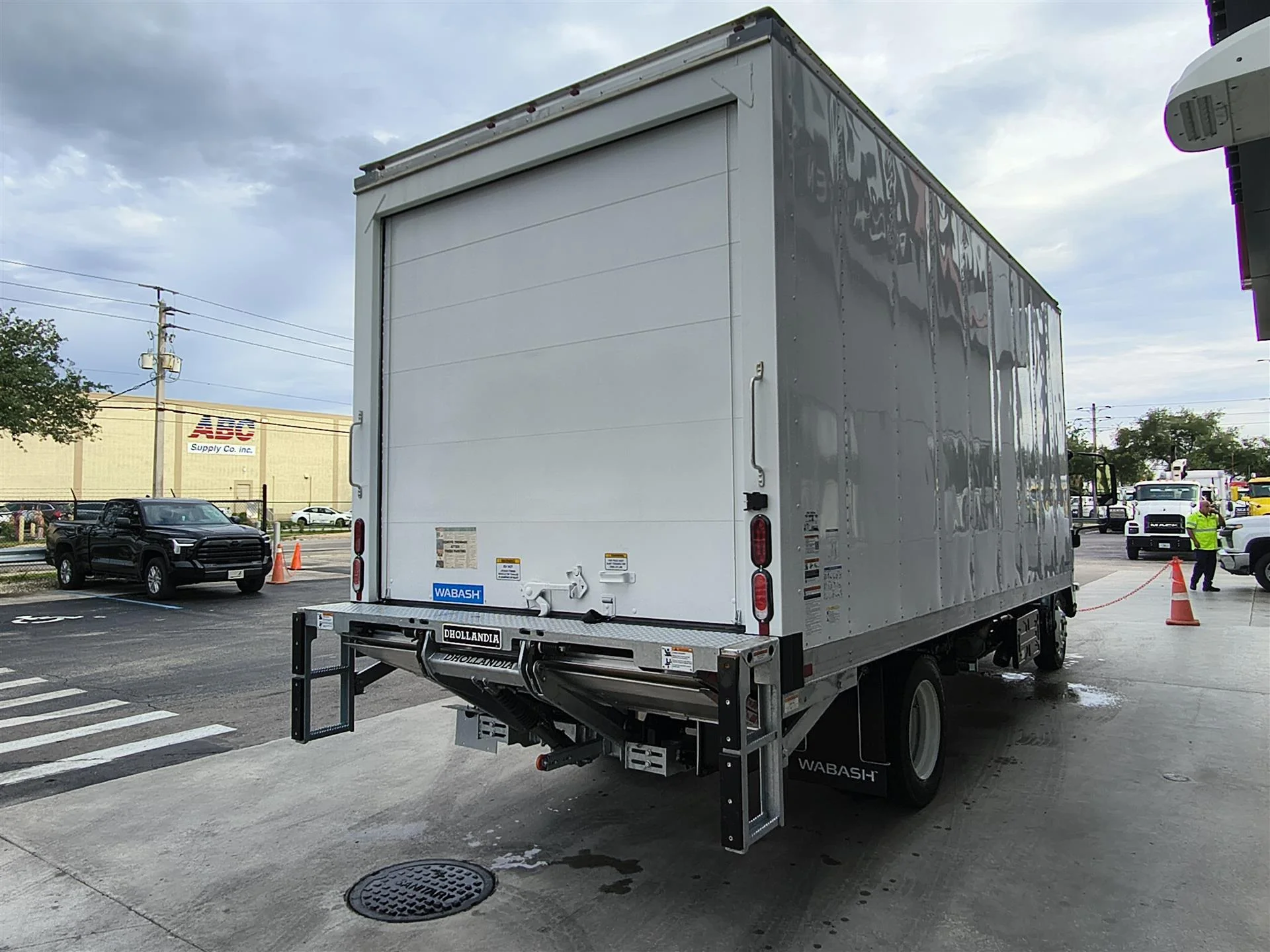2026 Isuzu NRR in Miami, FL — photo 4