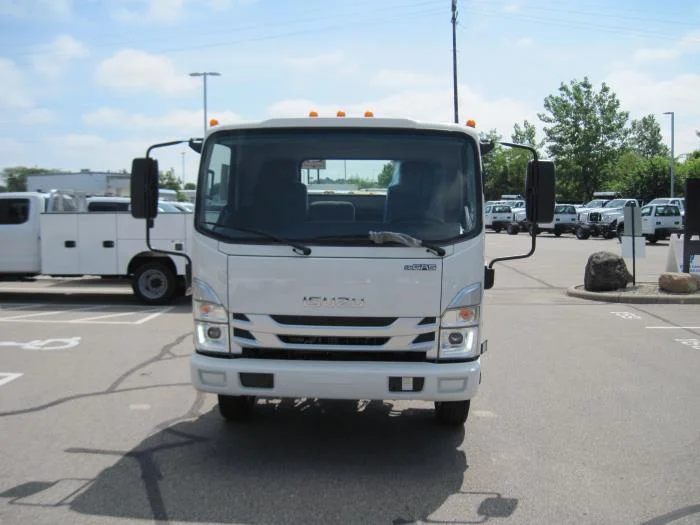 2025 Isuzu NRR in Sealy, TX — photo 4