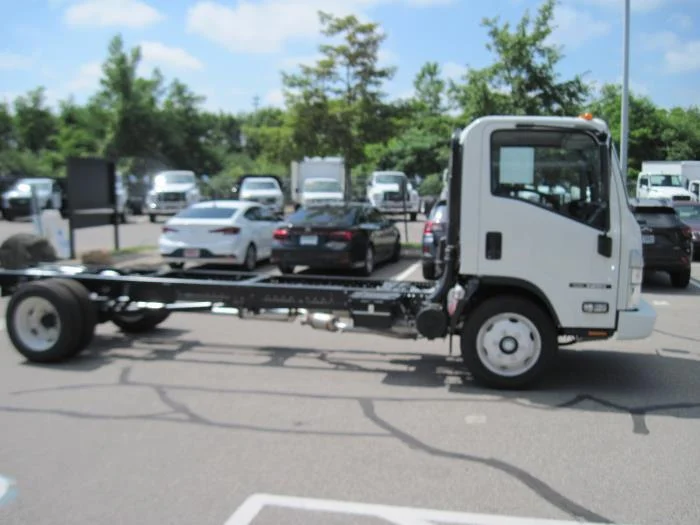 2025 Isuzu NRR in Sealy, TX — photo 3