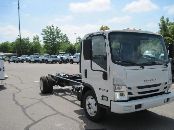 2025 Isuzu NRR in Sealy, TX — photo 5