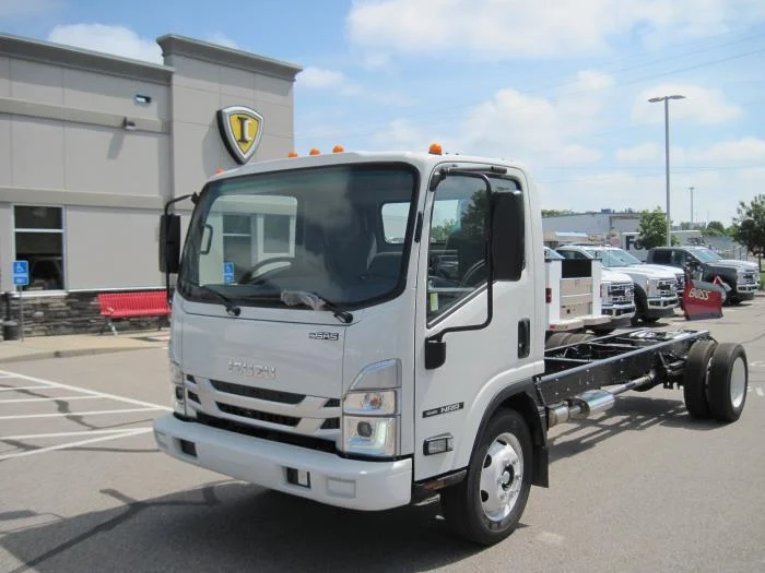 2025 Isuzu NRR in Sealy, TX — photo 2