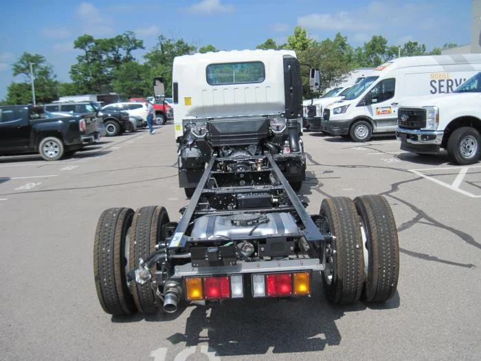 2025 Isuzu NRR in Sealy, TX — photo 6