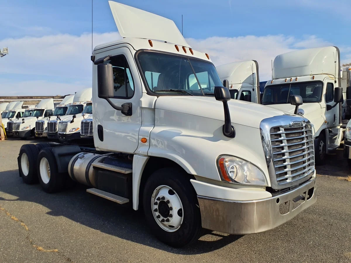 2017 Freightliner Cascadia - image 3