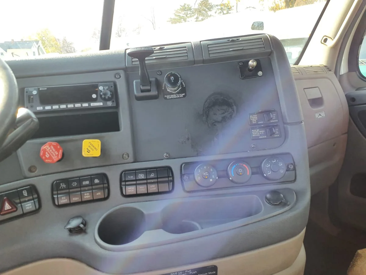 2017 Freightliner Cascadia - image 7