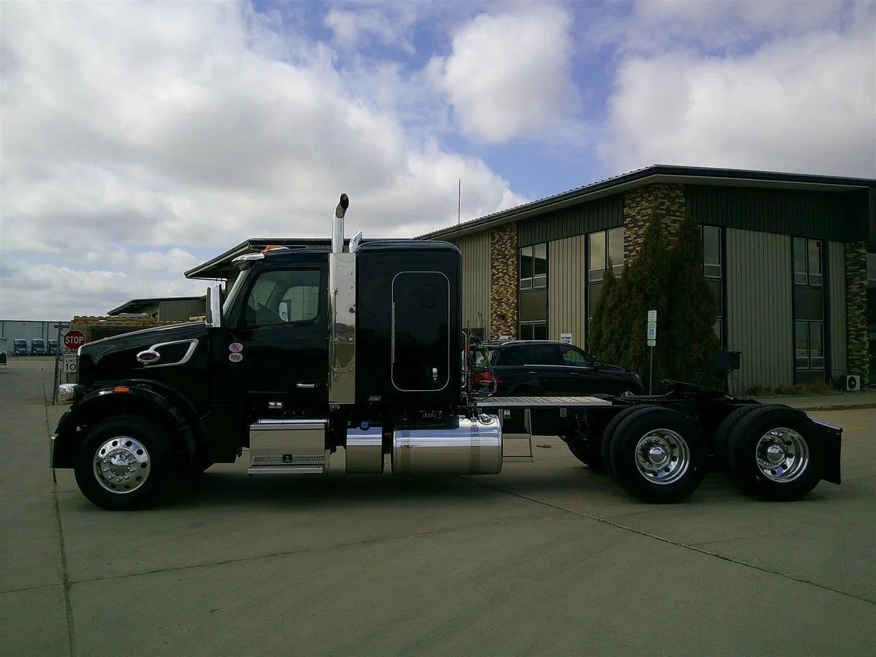 2027 Peterbilt 567 in Fargo, ND — photo 3