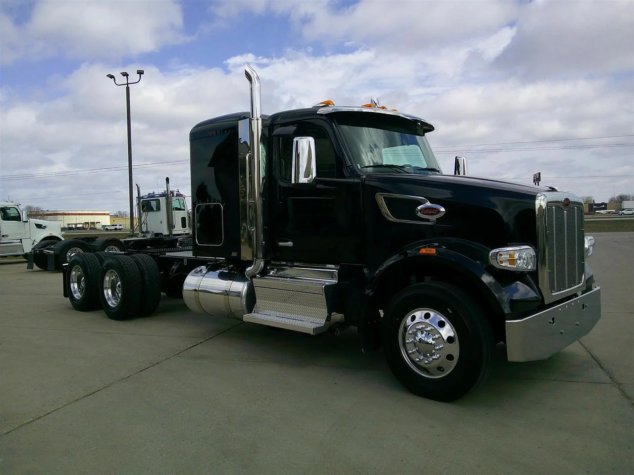 2027 Peterbilt 567 in Fargo, ND — photo 2