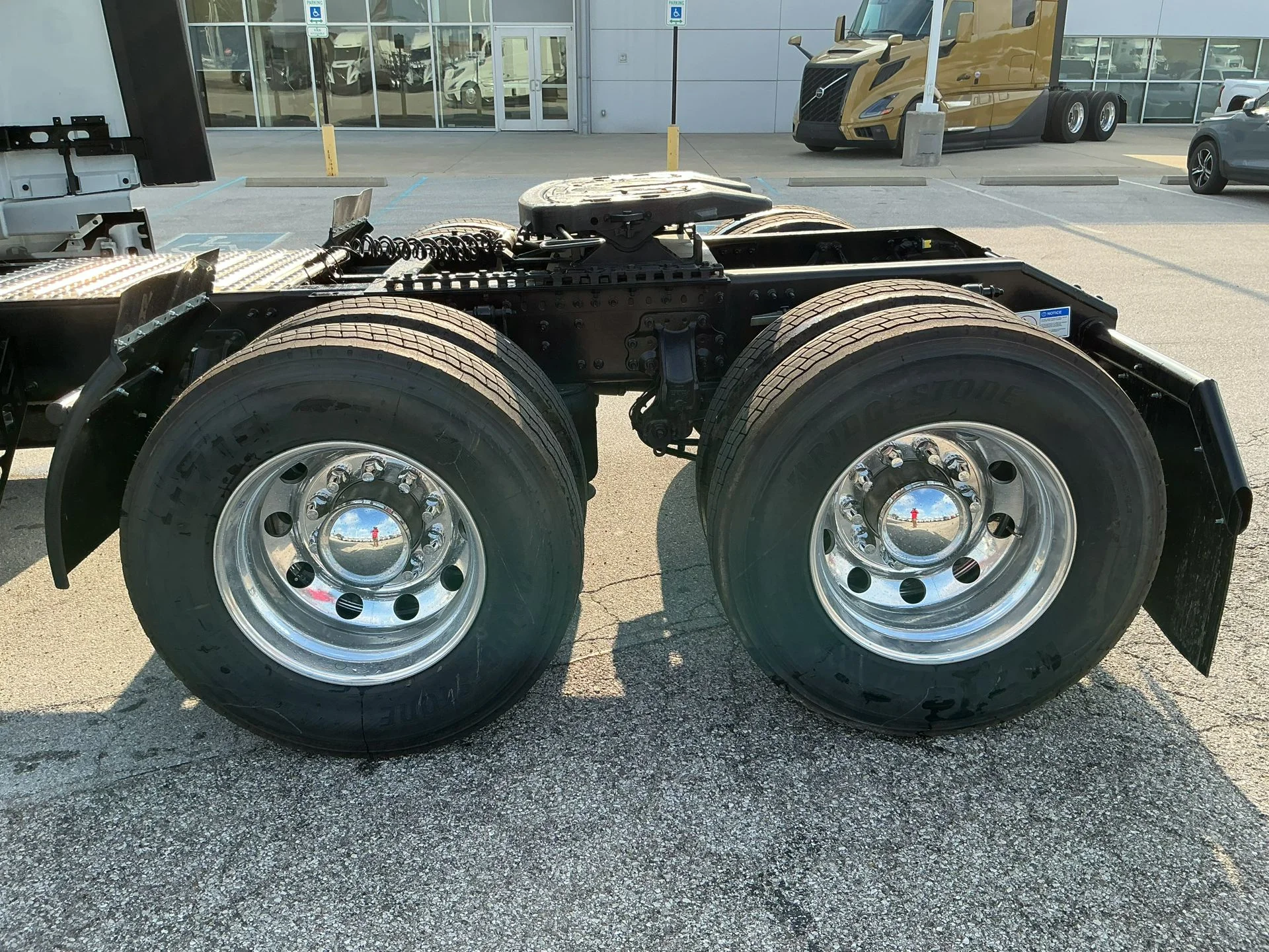 2026 Volvo VNL 860 - image 11