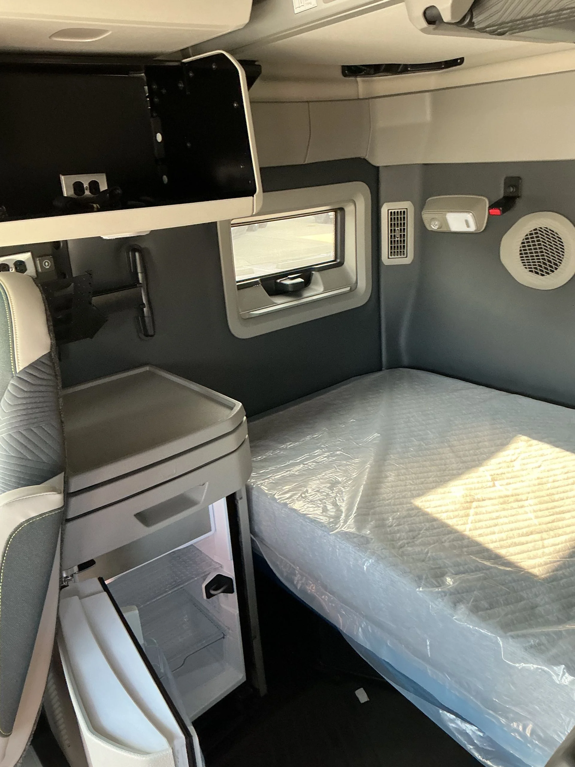 2026 Volvo VNL 860 - image 17