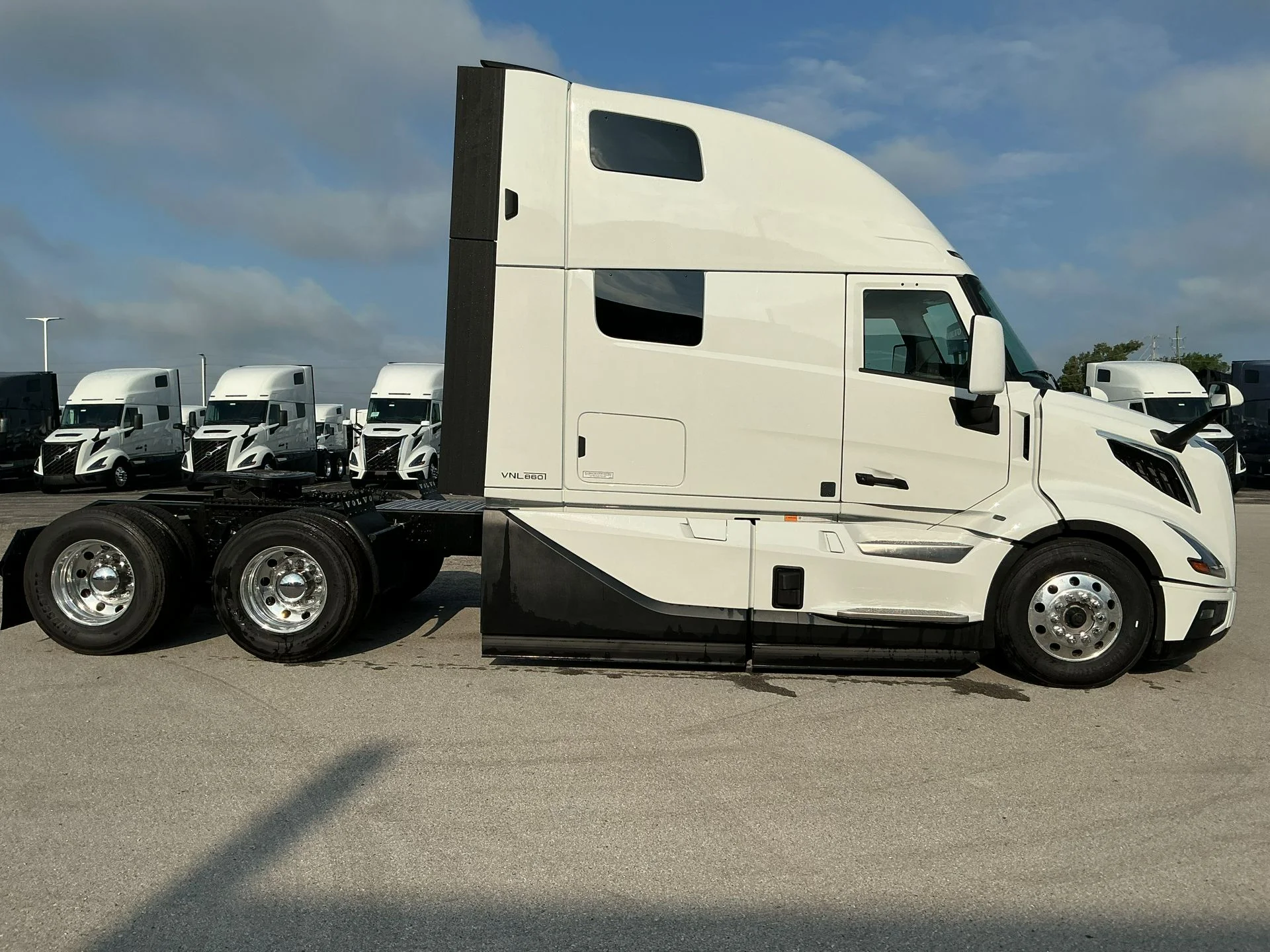 2026 Volvo VNL 860 - image 4