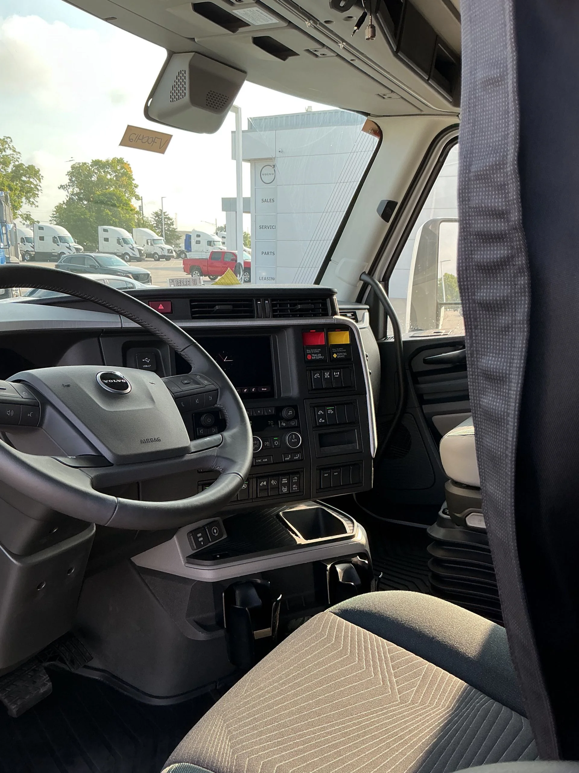 2026 Volvo VNL 860 - image 13