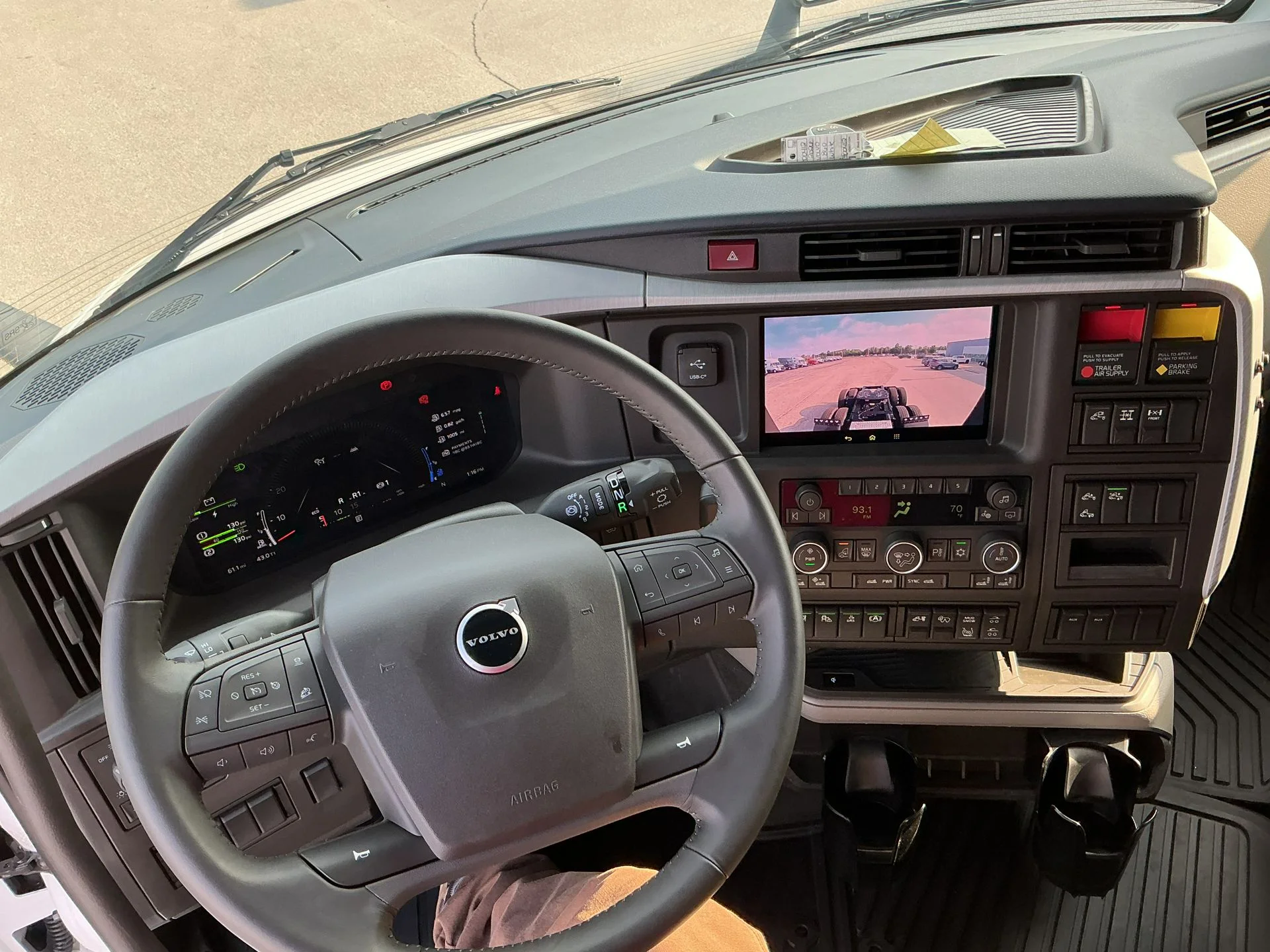 2026 Volvo VNL 860 - image 16