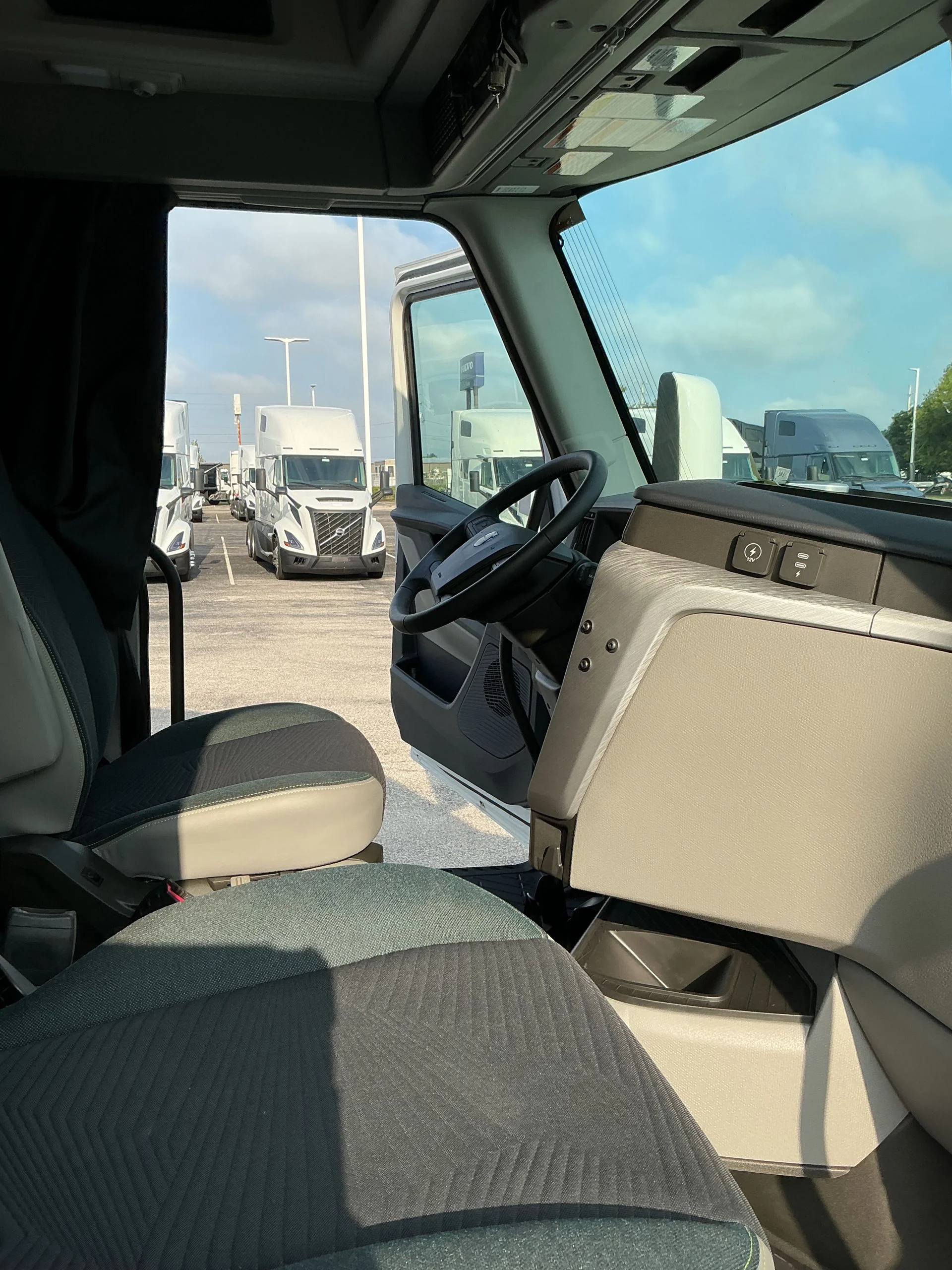 2026 Volvo VNL 860 - image 15