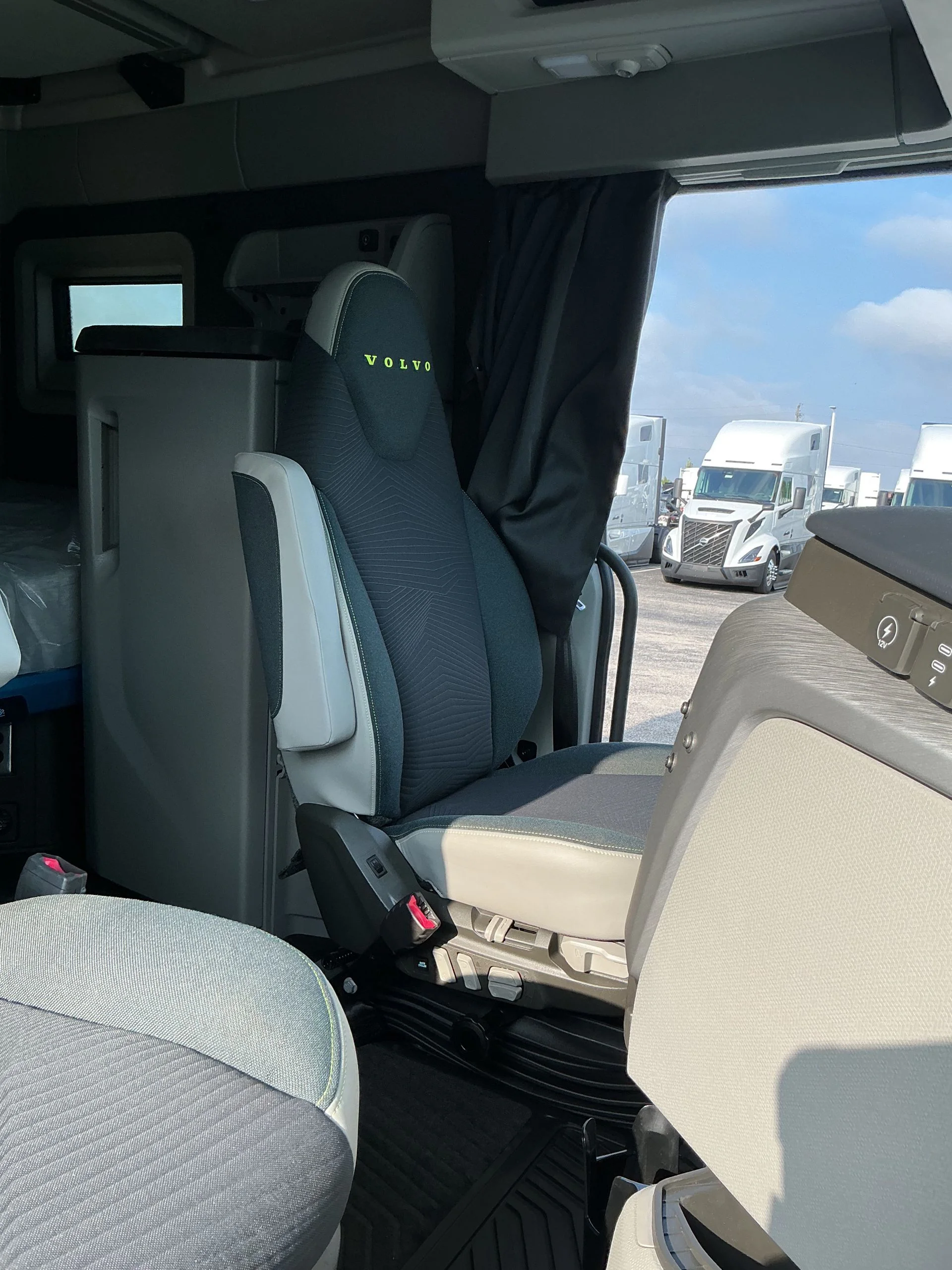 2026 Volvo VNL 860 - image 14
