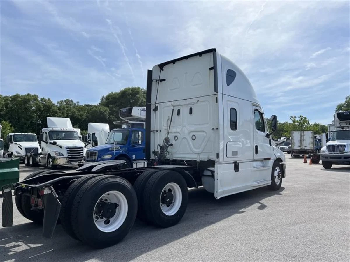 2021 Freightliner Cascadia in Beltsville, MD — photo 4