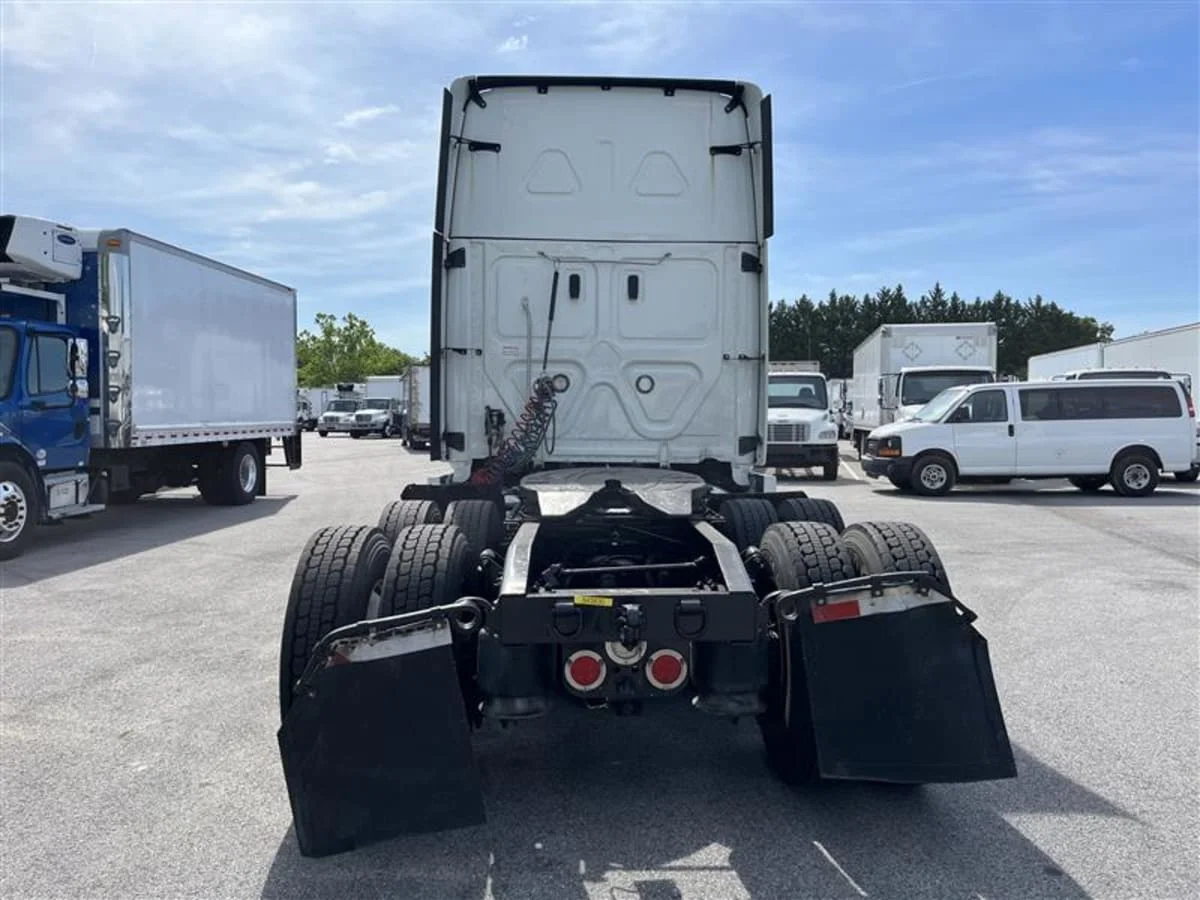2021 Freightliner Cascadia in Beltsville, MD — photo 5