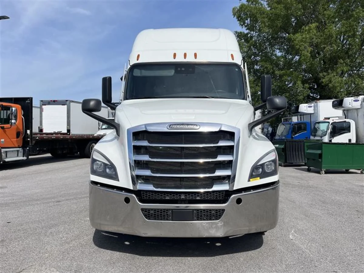 2021 Freightliner Cascadia in Beltsville, MD — photo 2