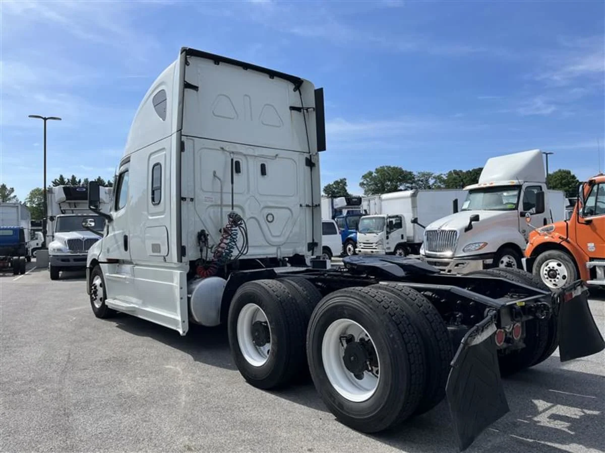 2021 Freightliner Cascadia in Beltsville, MD — photo 6