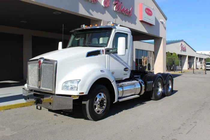 2023 Kenworth T880 - image 2