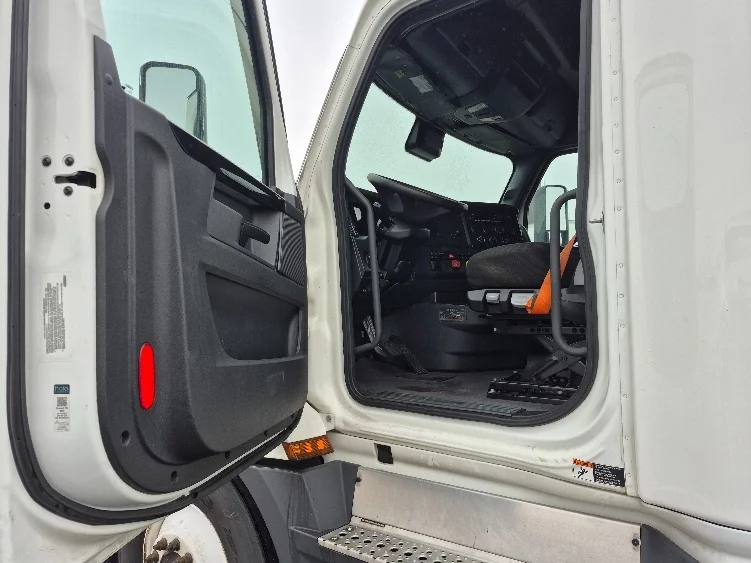 2023 Freightliner Cascadia - image 9