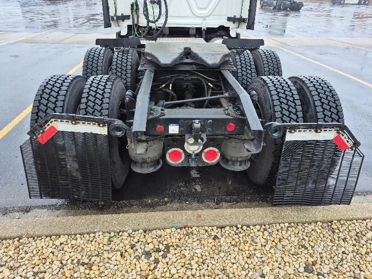 2023 Freightliner Cascadia - image 6