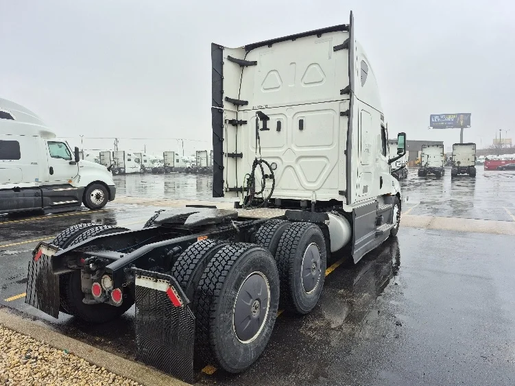 2023 Freightliner Cascadia - image 7