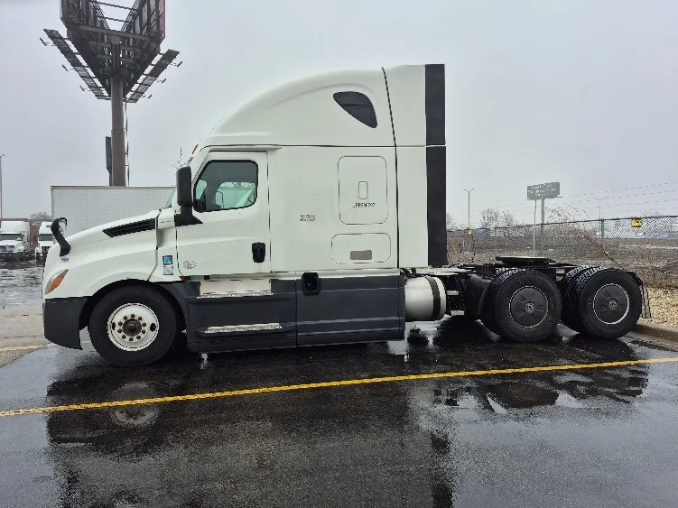 2023 Freightliner Cascadia - image 4
