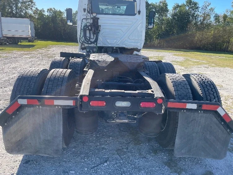 2019 International LT - image 6