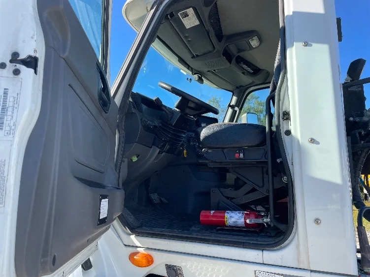 2019 International LT - image 9