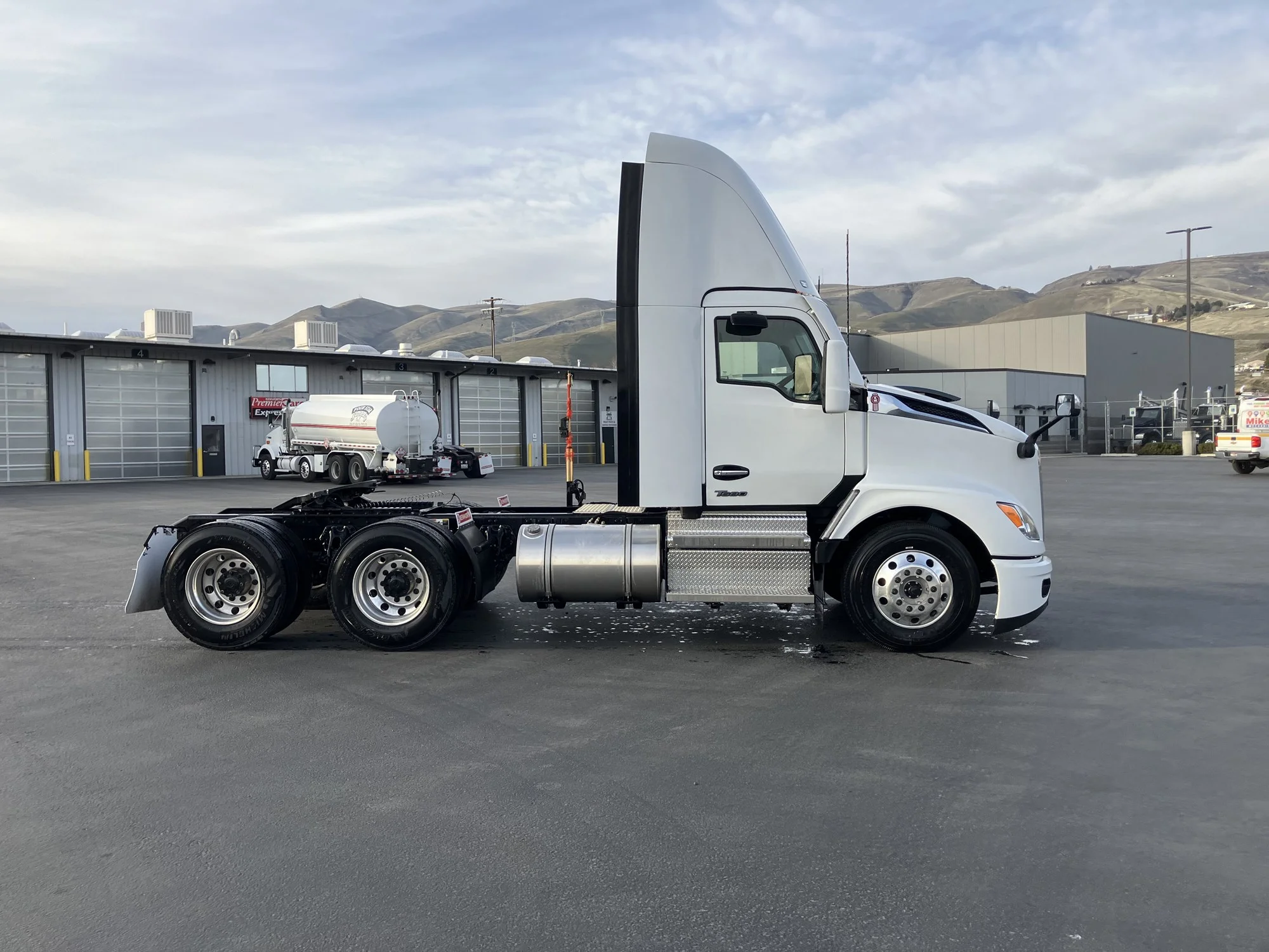 2025 Kenworth T680 - image 2