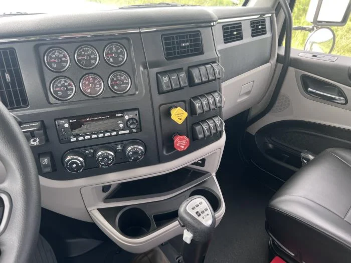 2025 Peterbilt 589 — photo 13