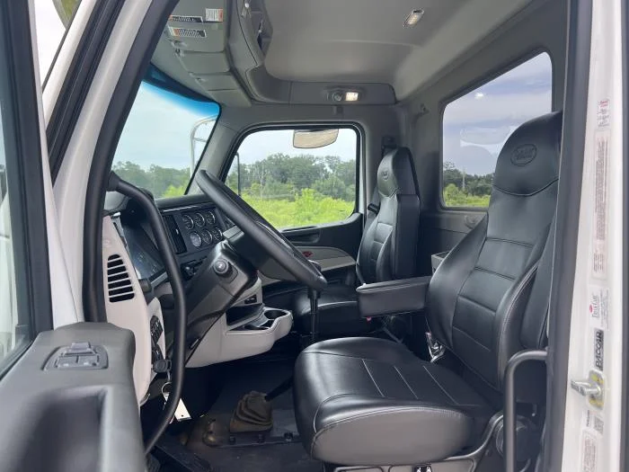 2025 Peterbilt 589 — photo 12
