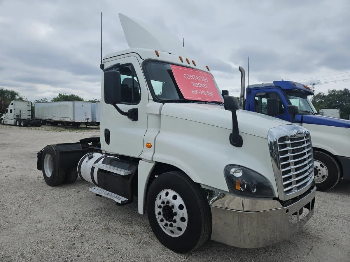 2018 Freightliner Cascadia - image 3