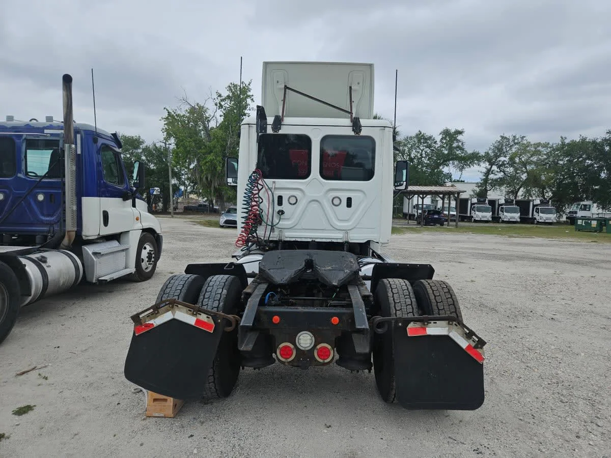 2018 Freightliner Cascadia - image 5