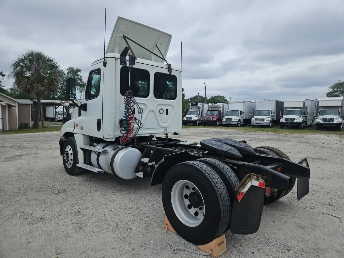 2018 Freightliner Cascadia - image 6